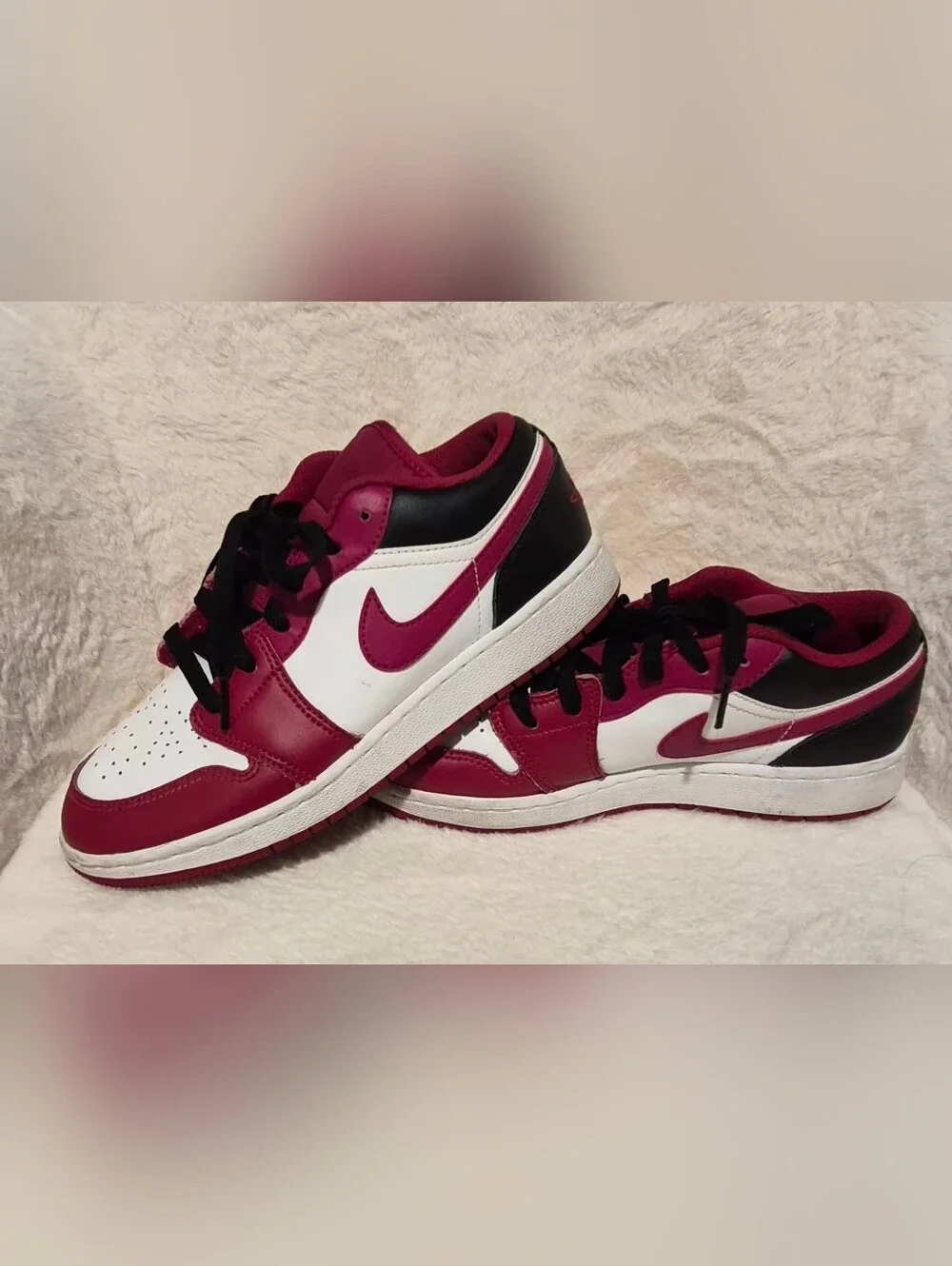Nike Kids Low-Top Sneakers in Burgundy, White & Black